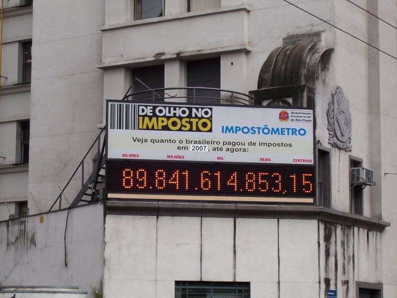 The Impostômetro board in São Paulo showing tens of billions of reais collected