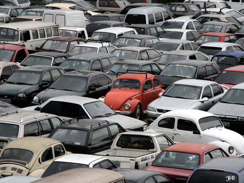 Hundreds of cars crammed into an impound lot in São Paulo