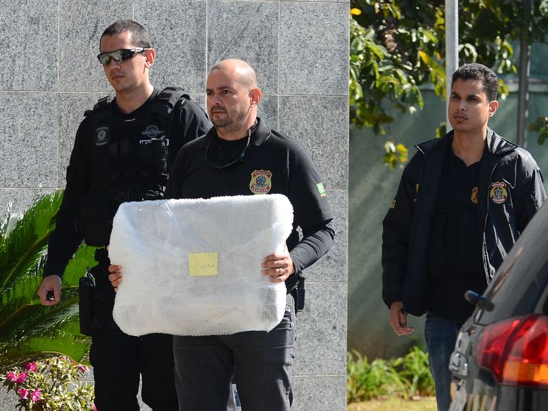 Federal Police agents carrying seized bags during a phase of Operation Car Wash